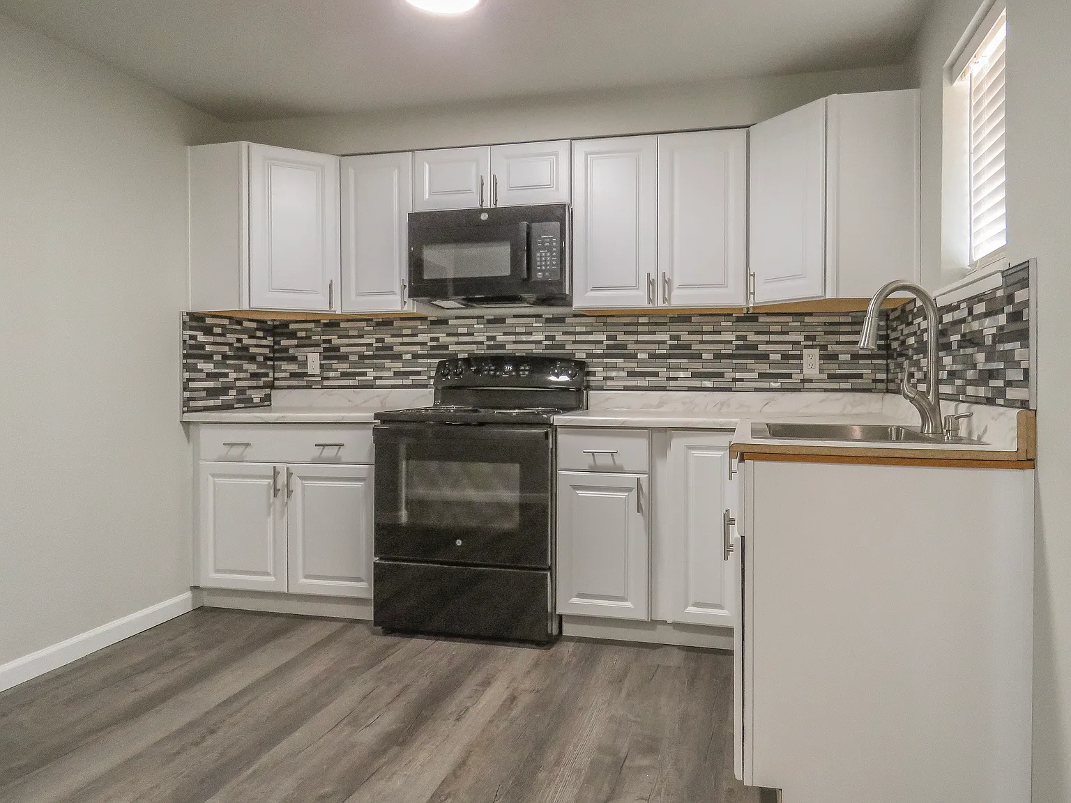 3 bed, 936 sqft, $1,695 — Photo 2