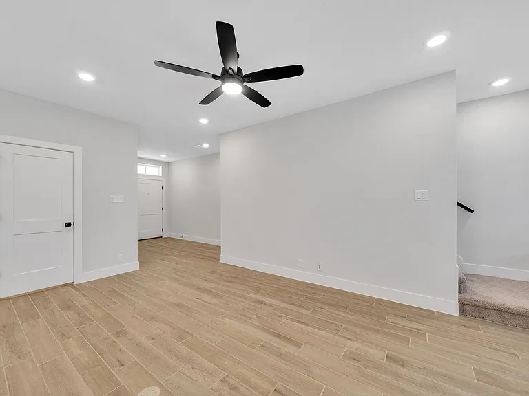 13615 Giovannis Gdn — Photo 8