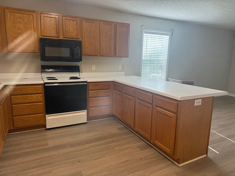 526 Greentree Ter — Photo 3