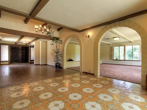 3rd image of 1920 Country Club Dr