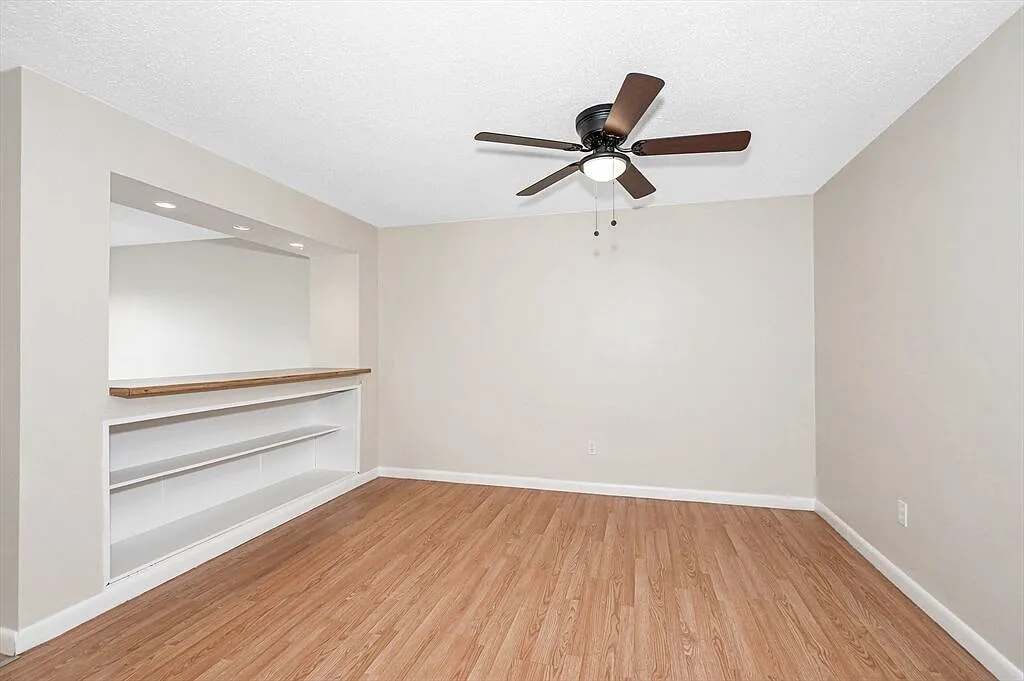 2 bed, 928 sqft, $2,500 — Photo 2