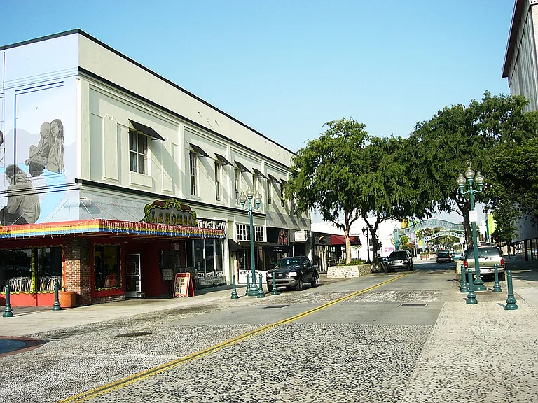 W 2nd St — Photo 15