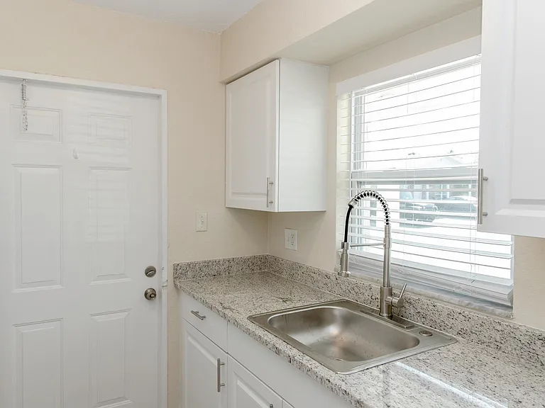 Royal Oak Condominiums — Photo 27