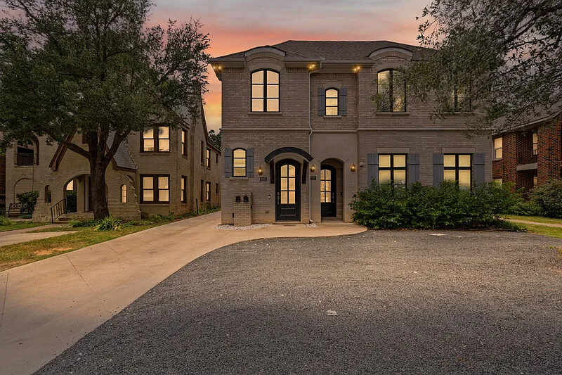 5 bed, 4.5 bath, 2500 sqft, $6,800 — Photo 2