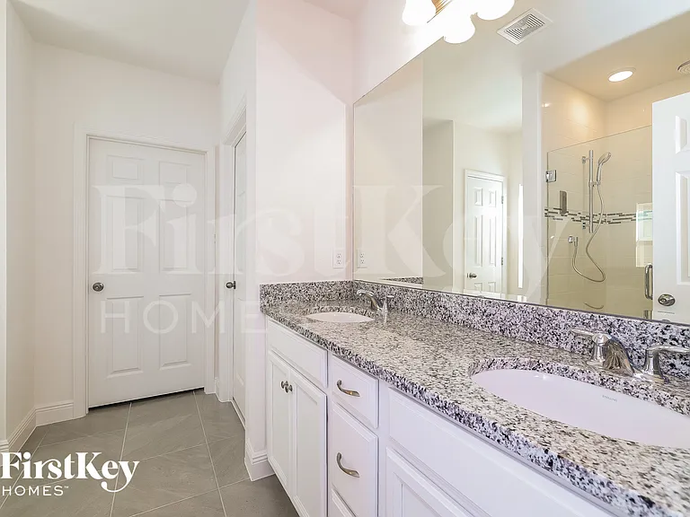 1100 Cavender Creek Rd — Photo 8