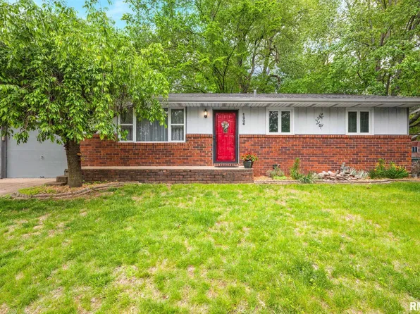 1206 Timber Ln, Pekin, IL 61554
