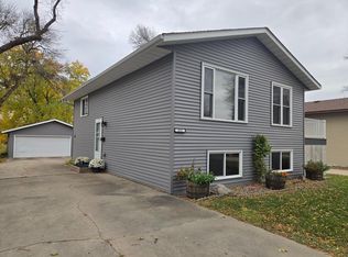 215 Manila St NE, Willmar, MN 56201