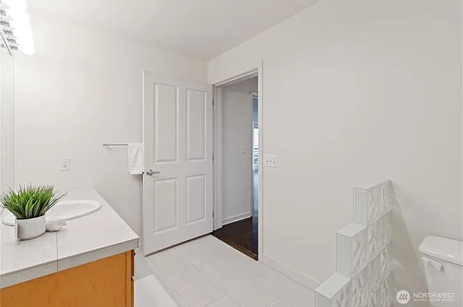 300 110th Ave NE #610 — Photo 12