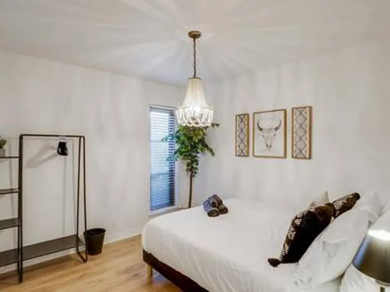 Darvany Dr — Photo 11