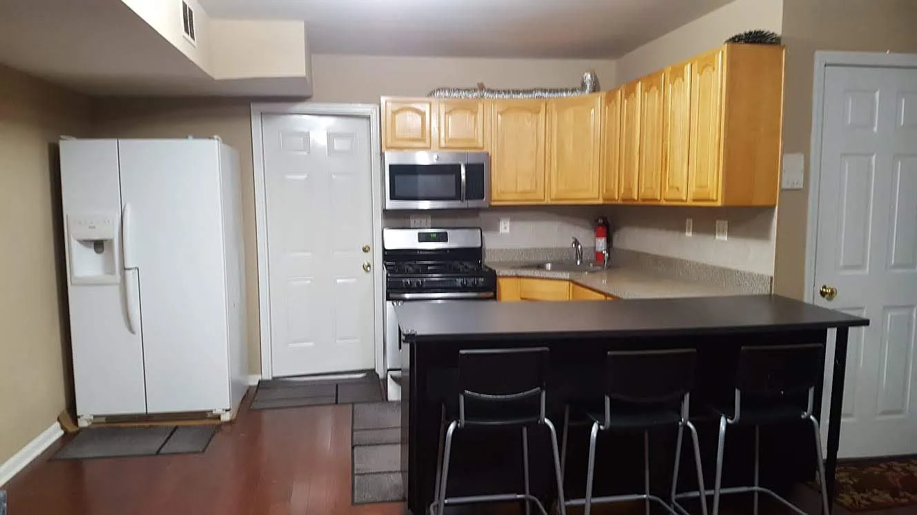 1 bed, 1300 sqft, $1,000 — Photo 3