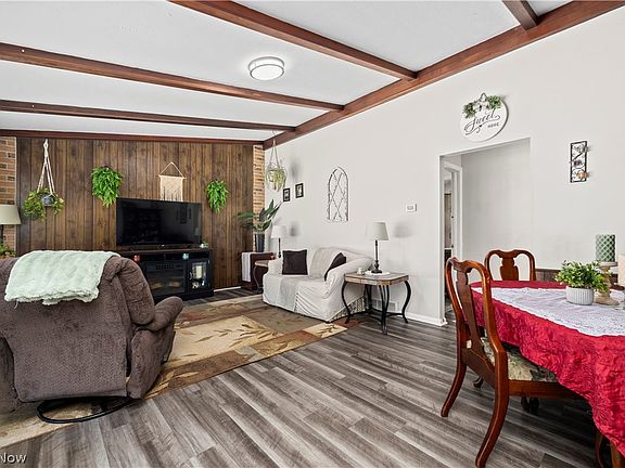 2nd image of 300 Hickory Dr