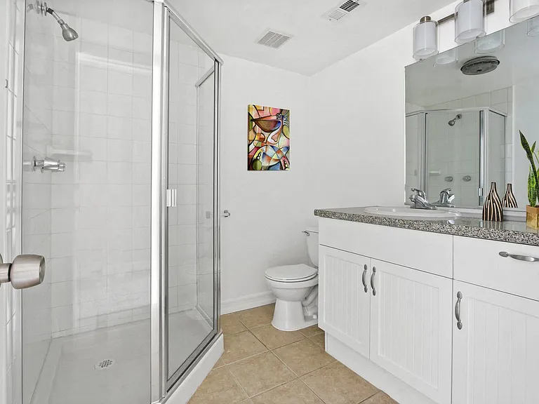115 Doheny Apartments — Photo 19
