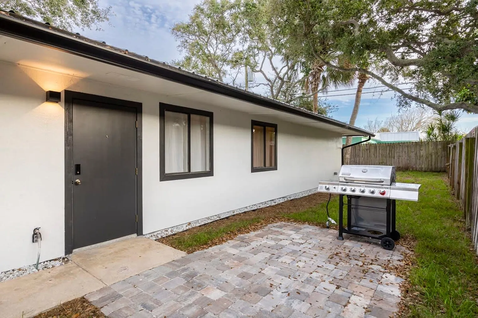 2 bed, 1.0 bath, $3,275 — Photo 2