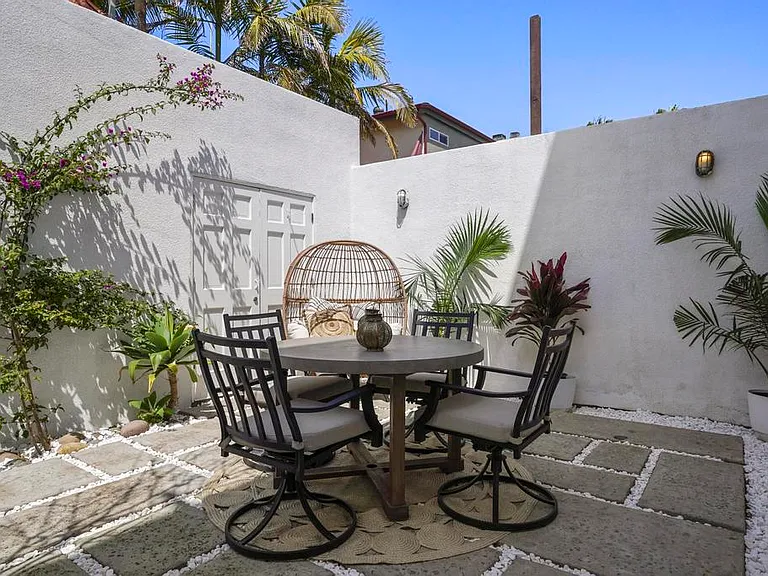 1241 Oliver Ave — Photo 1