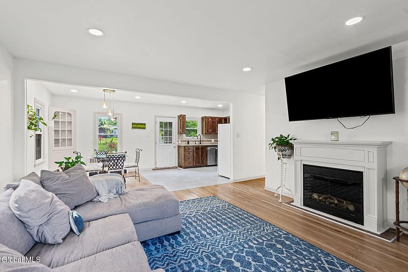4th image of 4 W Avenue B