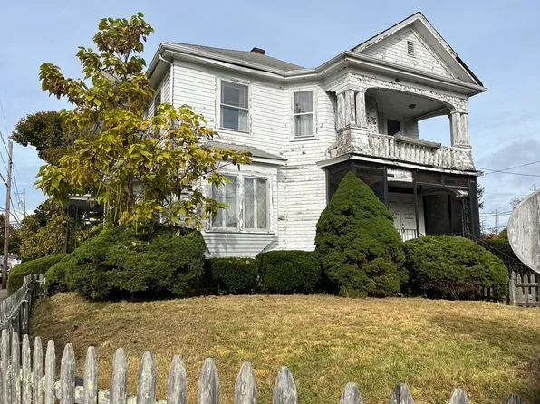 943 County St, Fall River, MA 02723