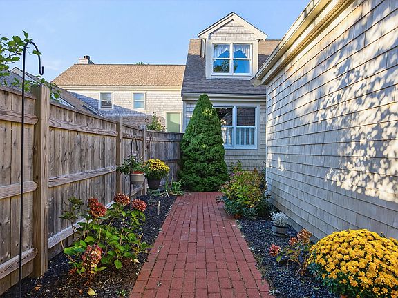 5th image of 28 Oak Glen Village