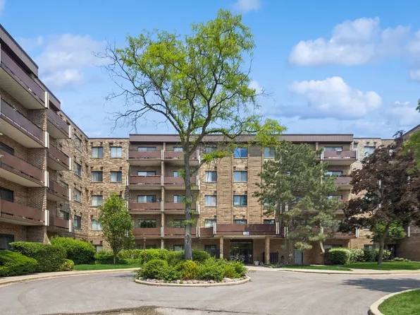 720 Wellington Ave Unit 206, Elk Grove Village, IL 60007