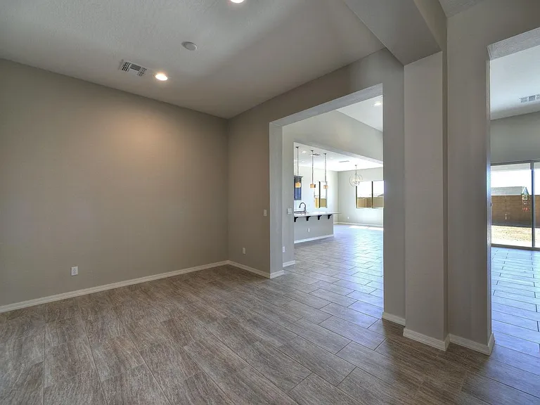 9409 W Daley Ln — Photo 10