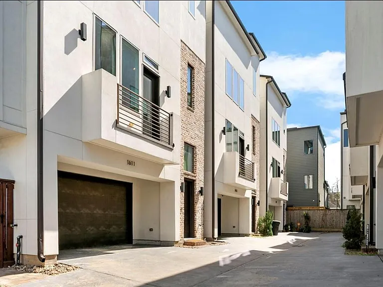 1611 Crockett St — Photo 3