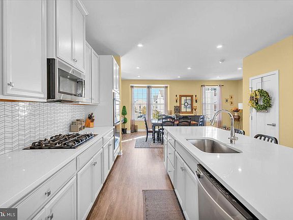 4th image of 48 Sparrow Cir