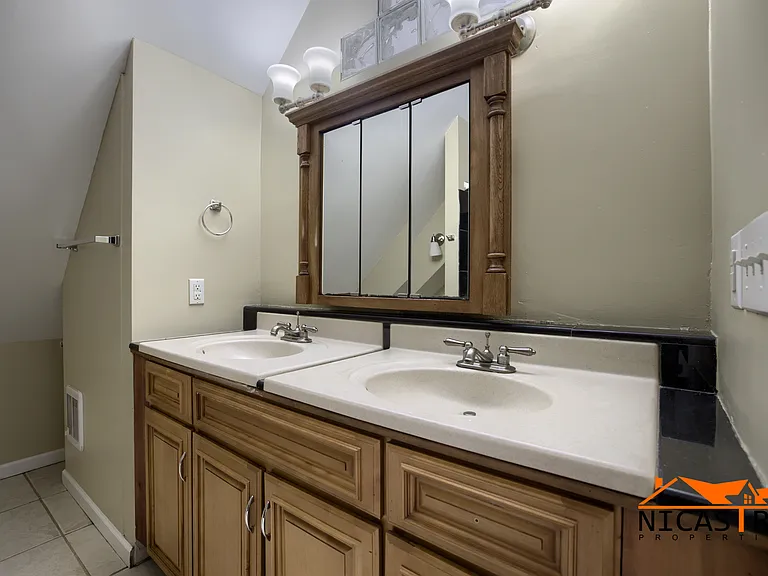 2254 Indianola Ave — Photo 9