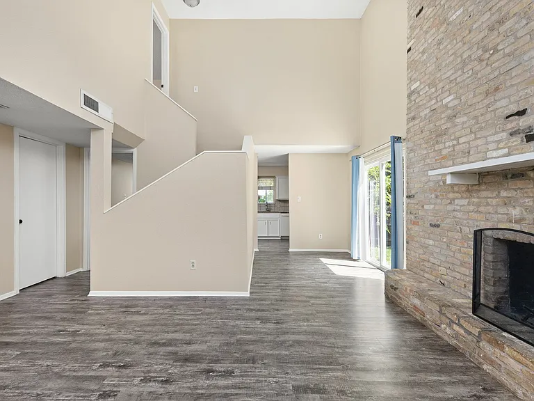 2413 La Casa Dr #B — Photo 4
