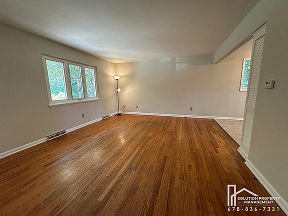 3rd image of 1323 Hilton Dr