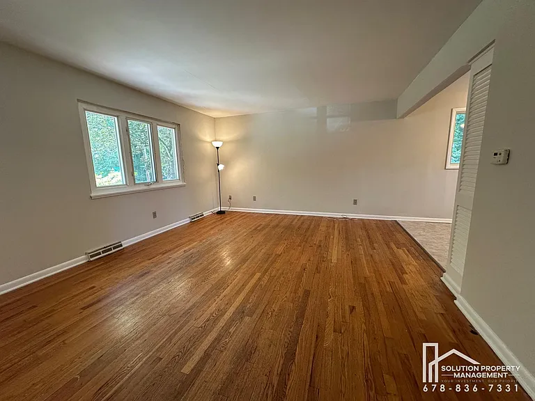 1323 Hilton Dr — Photo 3