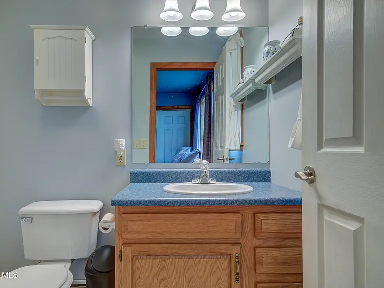 Full Bathroom 2