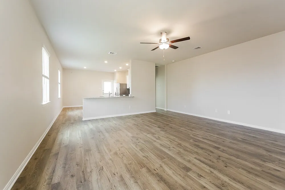 3 bed, 2.0 bath, 1306 sqft, $1,610 — Photo 3