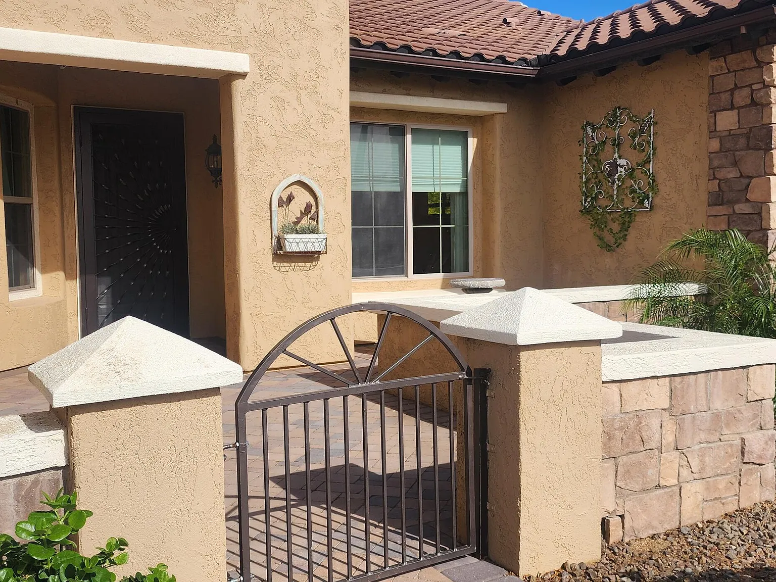 2 bed, 2.5 bath, 2845 sqft, $2,500 — Photo 2