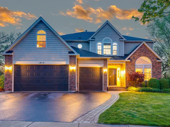 1915 Applewood Dr, Wauconda, IL 60084