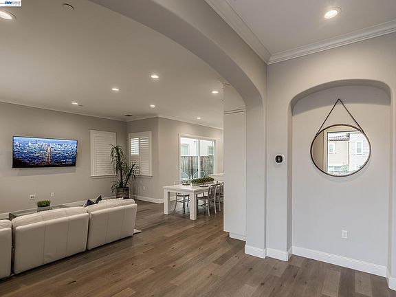 3rd image of 330 Goldfield Pl