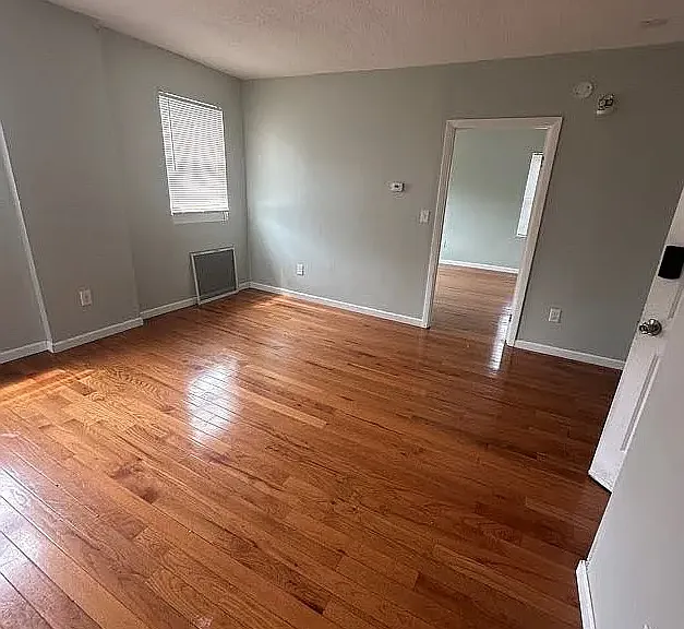 842 Congress Ave #3 — Photo 3
