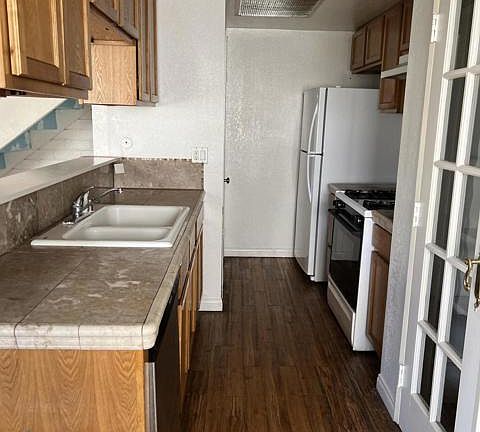 3rd image of 2025 N Calle La Sombra #3