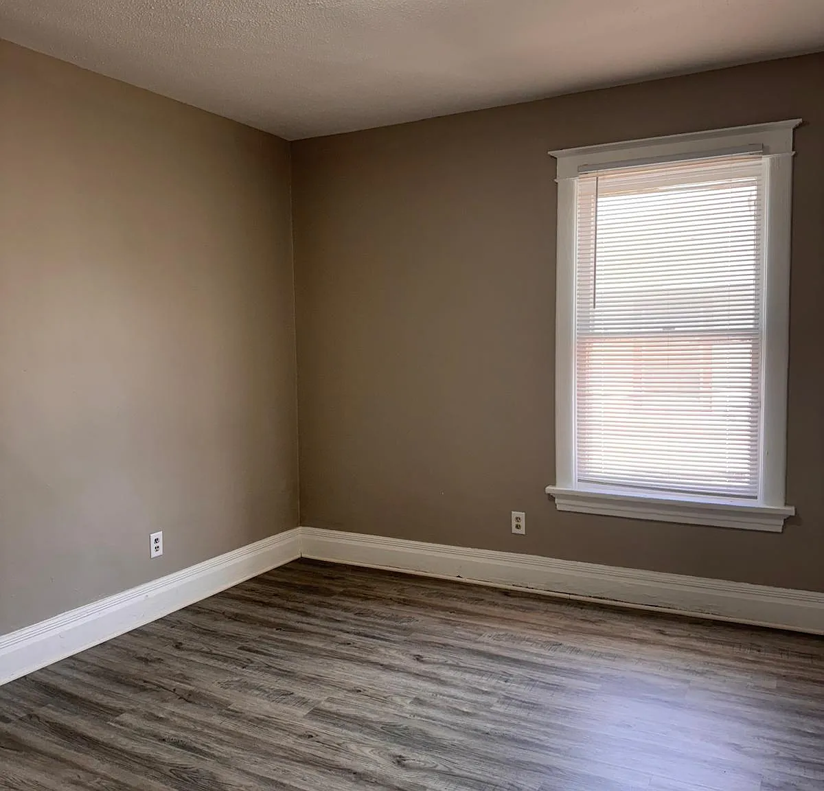 2212 F Street Omaha, NE 68107 - 2 — Photo 2