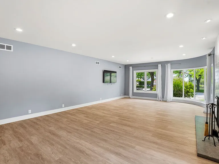4515 N Lake Dr — Photo 15