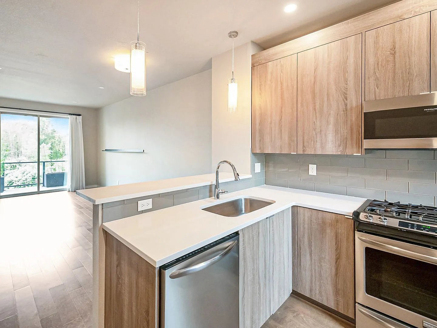 3 bed, 3.5 bath, 1308 sqft, $3,195 — Photo 4