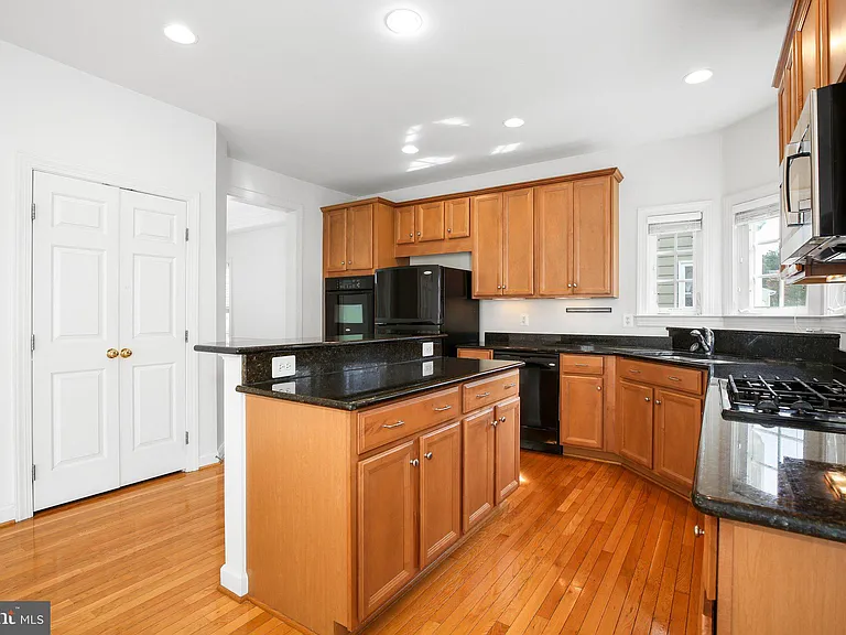 1002 Dorthea Ct — Photo 6