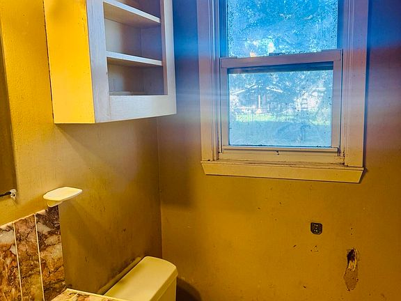 5th image of 310 Crawford St