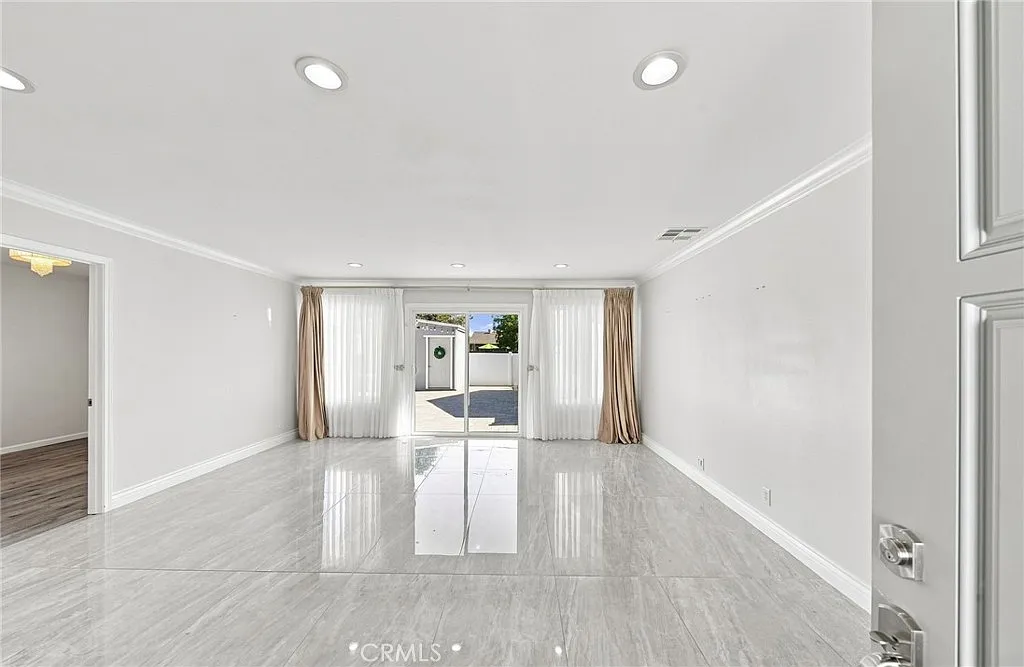 3 bed, 1168 sqft, $4,000 — Photo 4
