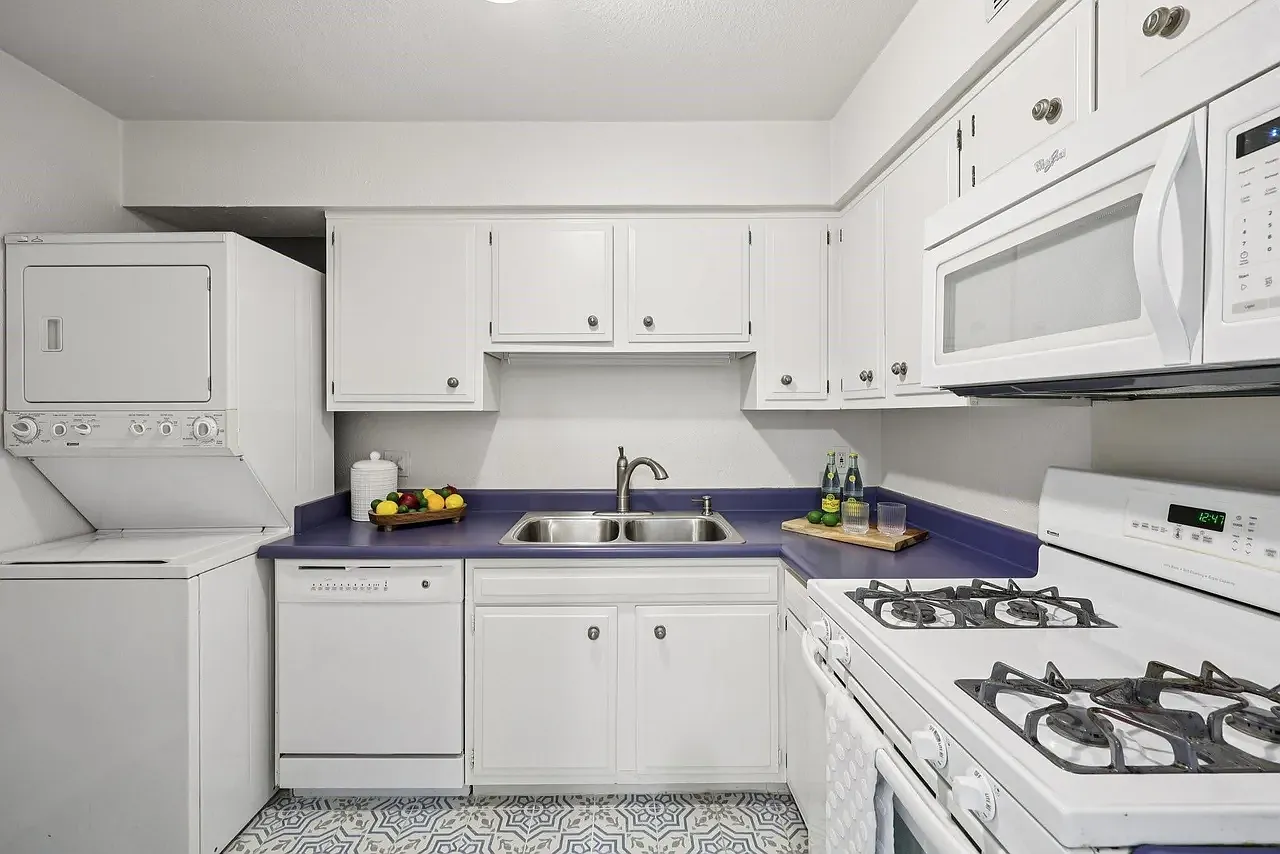 1401 Forest Edge Dr — Photo 3