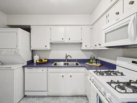 3rd image of 1401 Forest Edge Dr