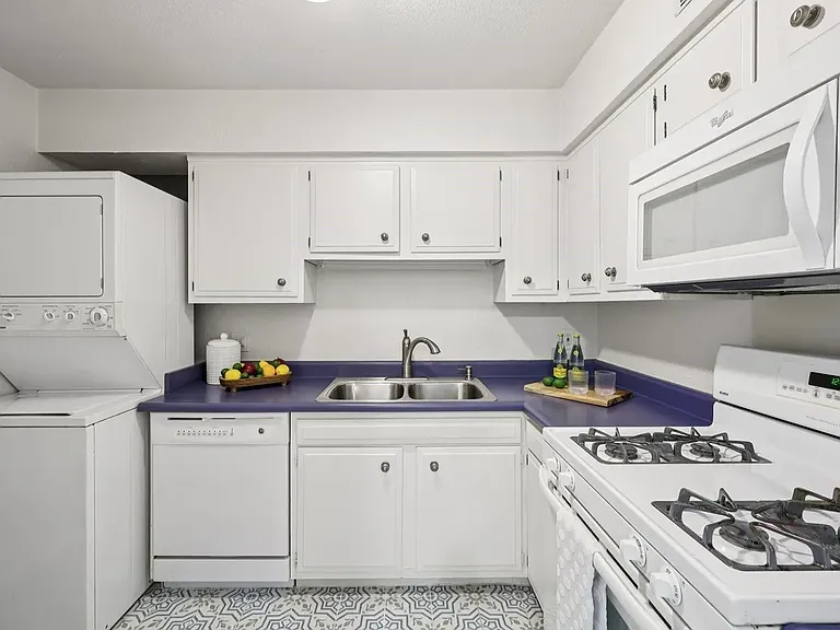 1401 Forest Edge Dr — Photo 3