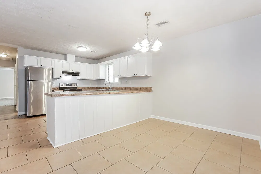3 bed, 2.0 bath, 1690 sqft, $2,430 — Photo 4