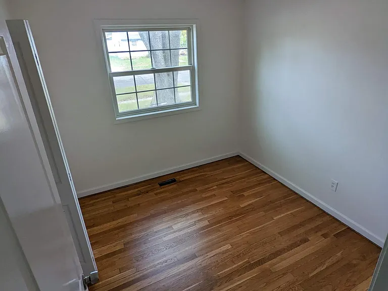 1335 Hunter Ave — Photo 9