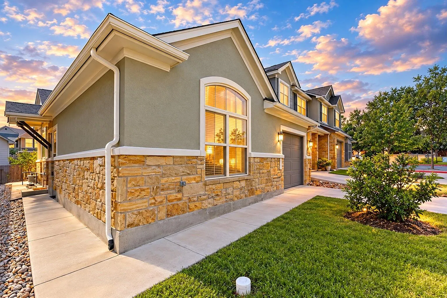 3 bed, 2.0 bath, 1308 sqft, $2,295 — Photo 1