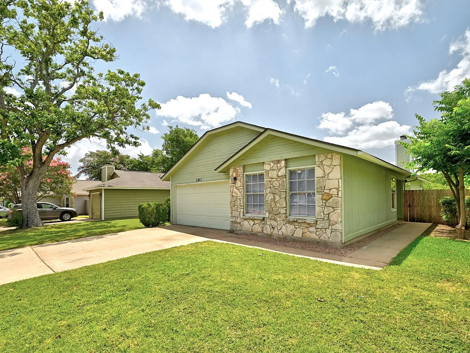 3 bed, 2.0 bath, 1216 sqft, $1,895 — Photo 2