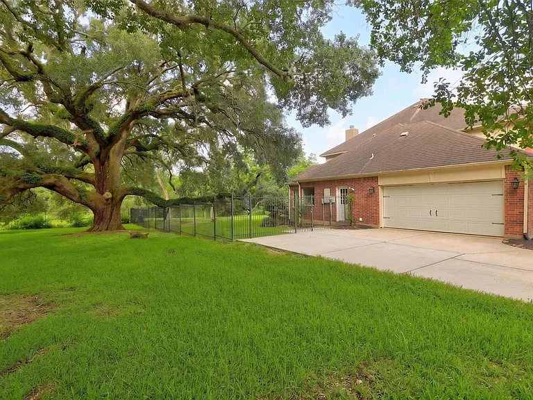 108 Oak Creek Ln — Photo 2